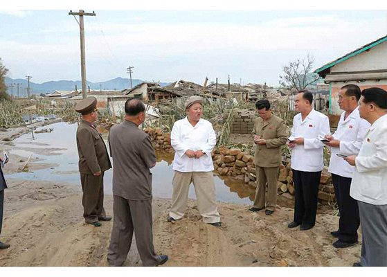 함경남도 태풍 피해 현장 시찰하는 김정은, 평양시 1만 2000명 당원 피해 복구 동원 썸네일
