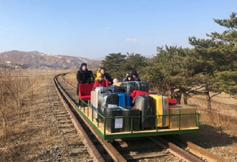 평양 주재 러시아 외교관, 코로나 봉쇄에 손수레 밀며 두만강 건너 썸네일