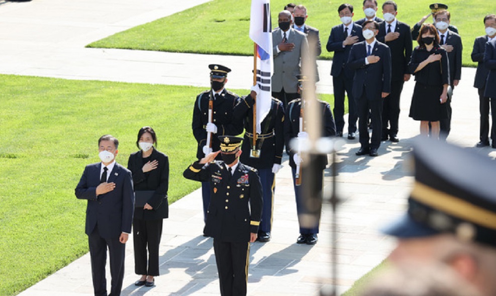 워싱턴 D.C 인근 알링턴 국립묘지 참배하는 문 대통령 썸네일