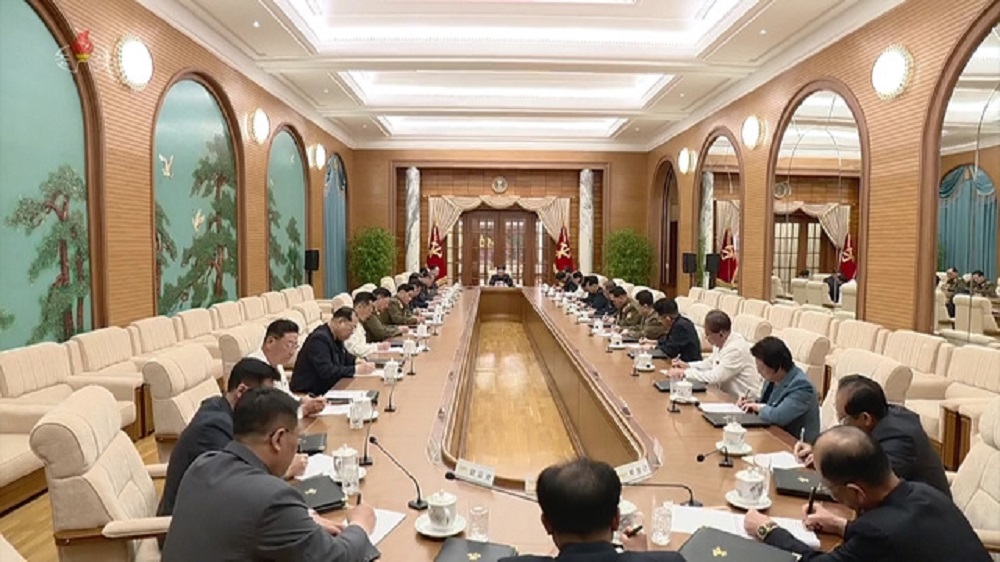 잠적 한달 만에 나타난 김정은 : 당 8기1차 정치국회의 개최 썸네일