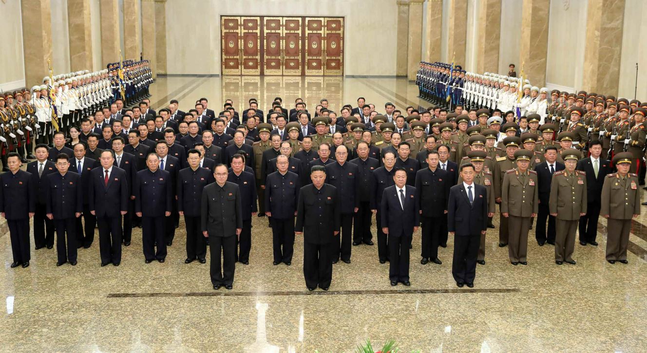 금수산궁전 참배하며 건재 과시한 김정은 : 북한군 수뇌부 대폭 물갈이 썸네일