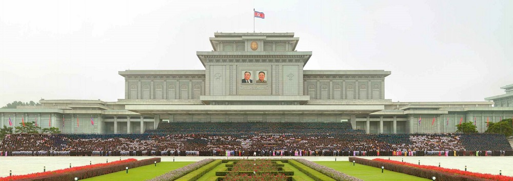 김정은, 청년절 경축행사 참석자 1만여명과 기념촬영 썸네일