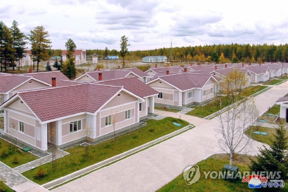 백두산 아래 건설된 삼지연시 천수백세대 현대적인 주택 썸네일