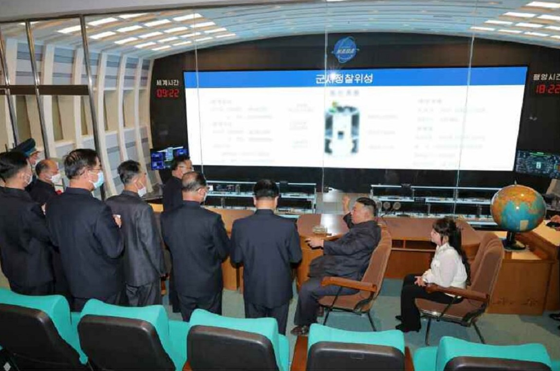 북한 군사 정찰위성 발사 임박 : 국가우주개발국 찾은 김정은 부녀 썸네일