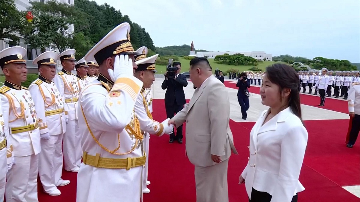 김주애에 거수경례하는 북한 해군사령관 썸네일