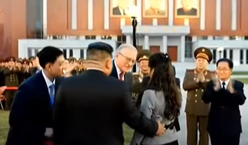 金正恩氏の娘、ロシア大使と耳打ちで対話した理由 썸네일